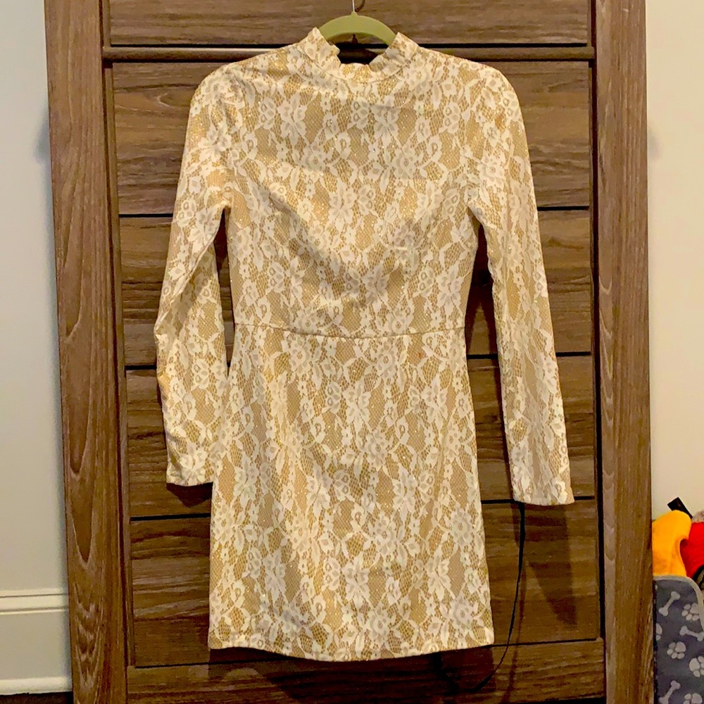 Size 8 but fits more of a 4. Long sleeve. White lace with gold background.